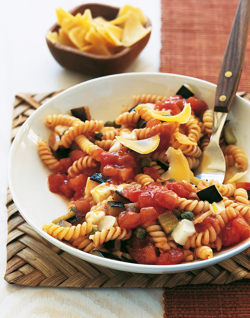 Fusili mit Auberginen, Tomaten und Mozzarella