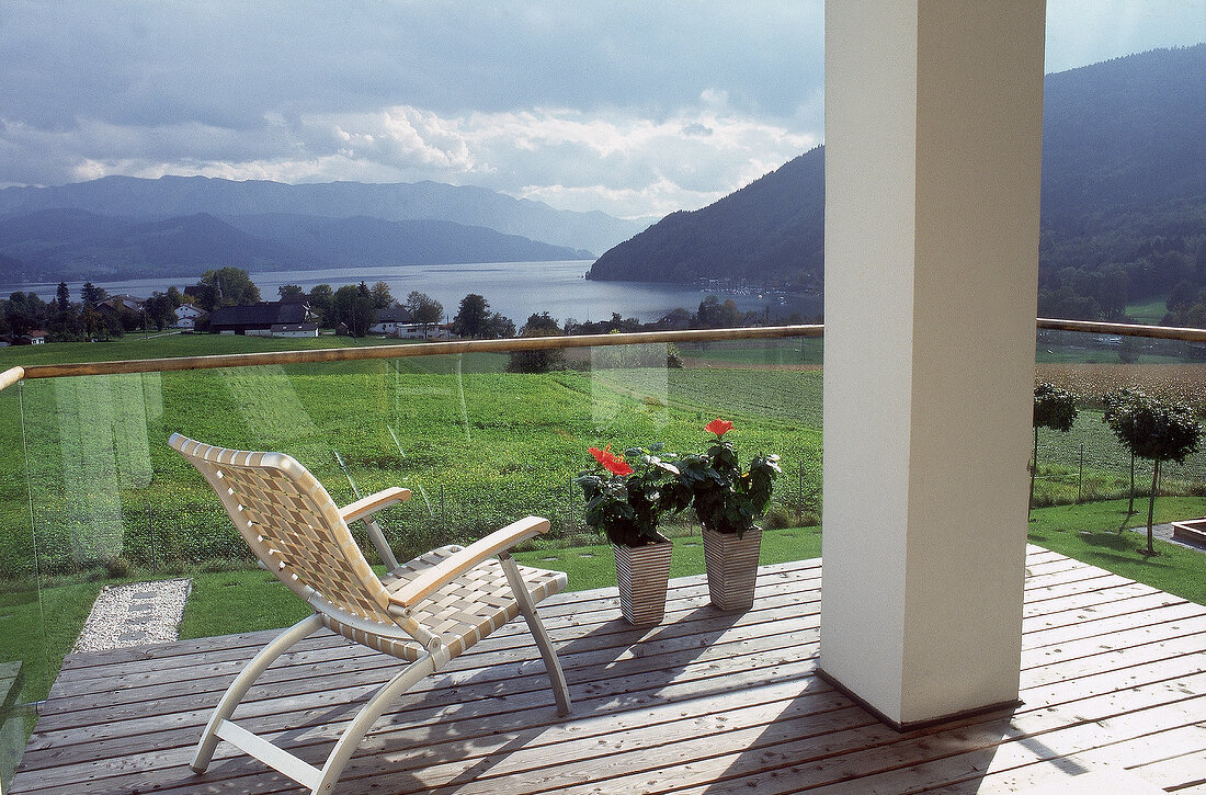 Gartenstuhl auf einem Balkon mit Seeblick (Attersee)