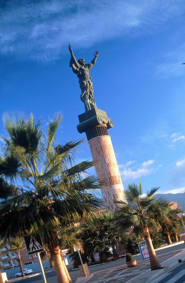 Siegessäule an der Promenade von Puerto Banus, Costa del Sol