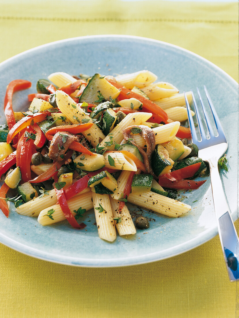 Penne mit Zucchini-Paprikagemüse, Sardellenfilets, Kapern + Thymian