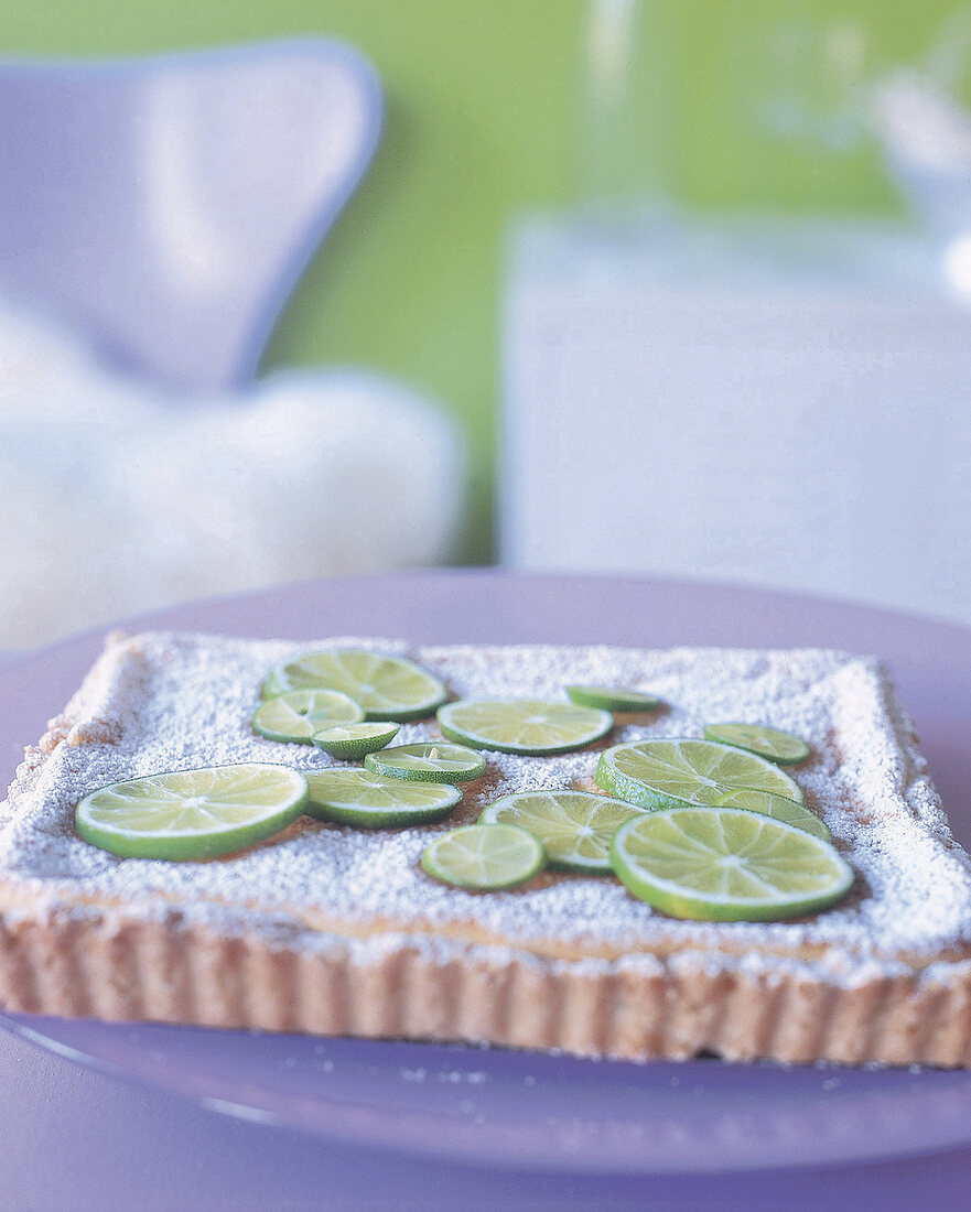 Viereckiger Limonen-Quarkkuchen mit Limettenscheiben