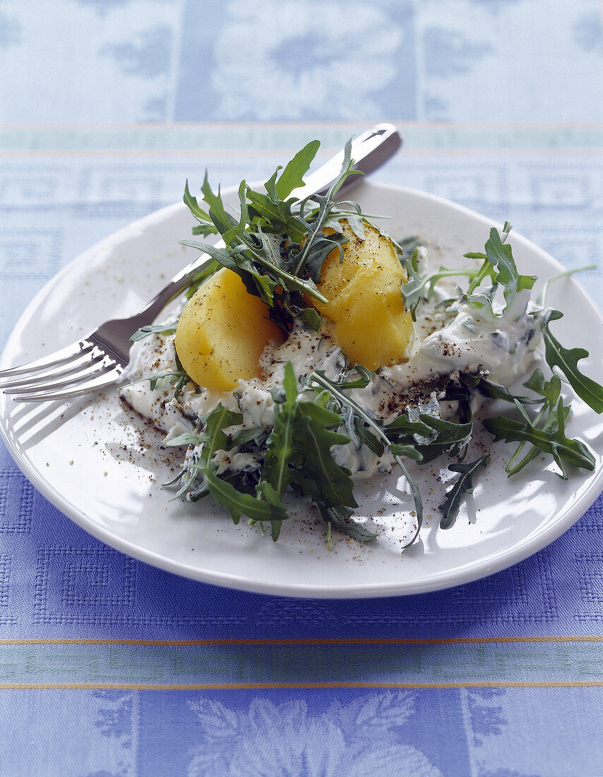 Pellkartoffeln mit Rucolasalat und Quark, mit Pfeffer bestreut