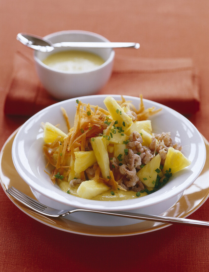 Krabbensalat mit Ananas und Möhrenstreifen, Joghurt  Curry Dressing