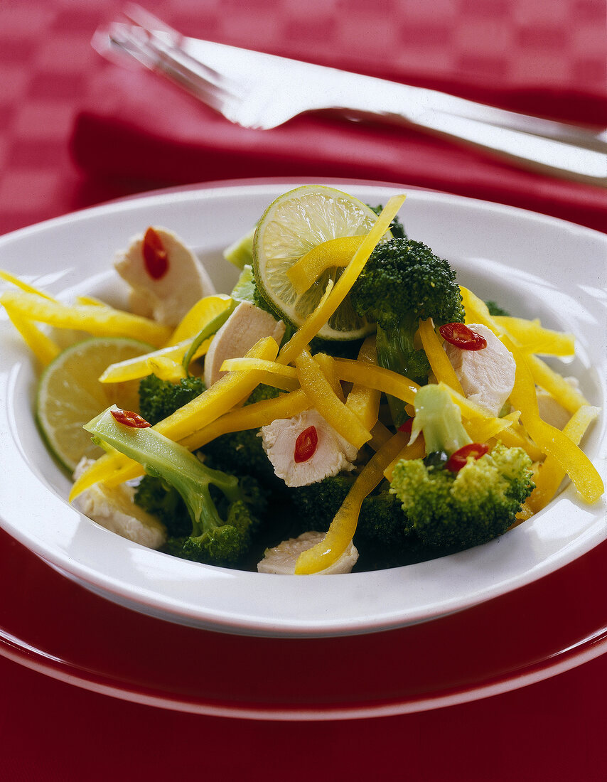Geflügelsalat mit Broccoliröschen, gelben Paprikastreifen,Limette,Chili