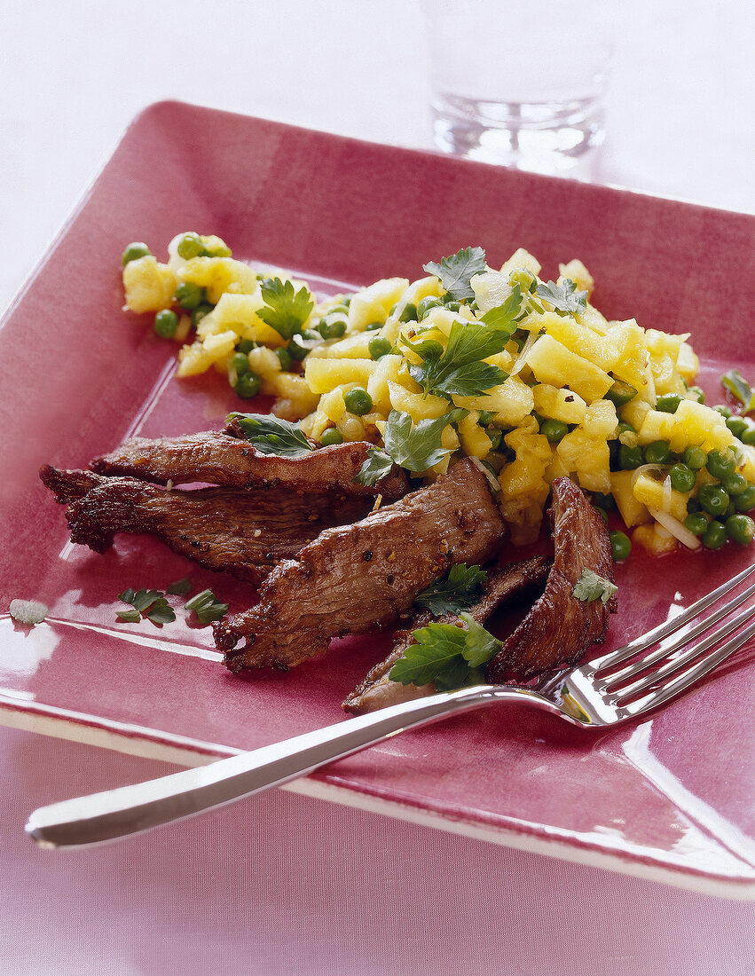 Lammfilet mit Ananas - Erbsen Gemüse bestreut mit glatter Petersilie