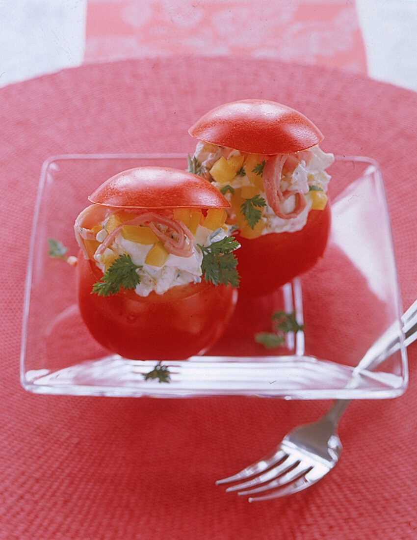 gefüllte Tomaten mit Frischkäse, Schinkenstreifen,gelber Paprika