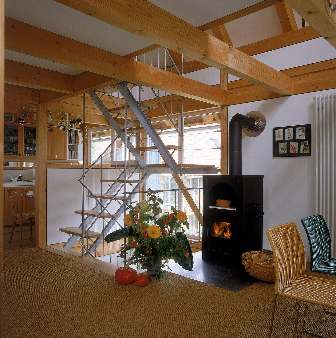 Treppe aus Stahl und Lärchenholz vor einem Fenster, führt über 3 Ebenen