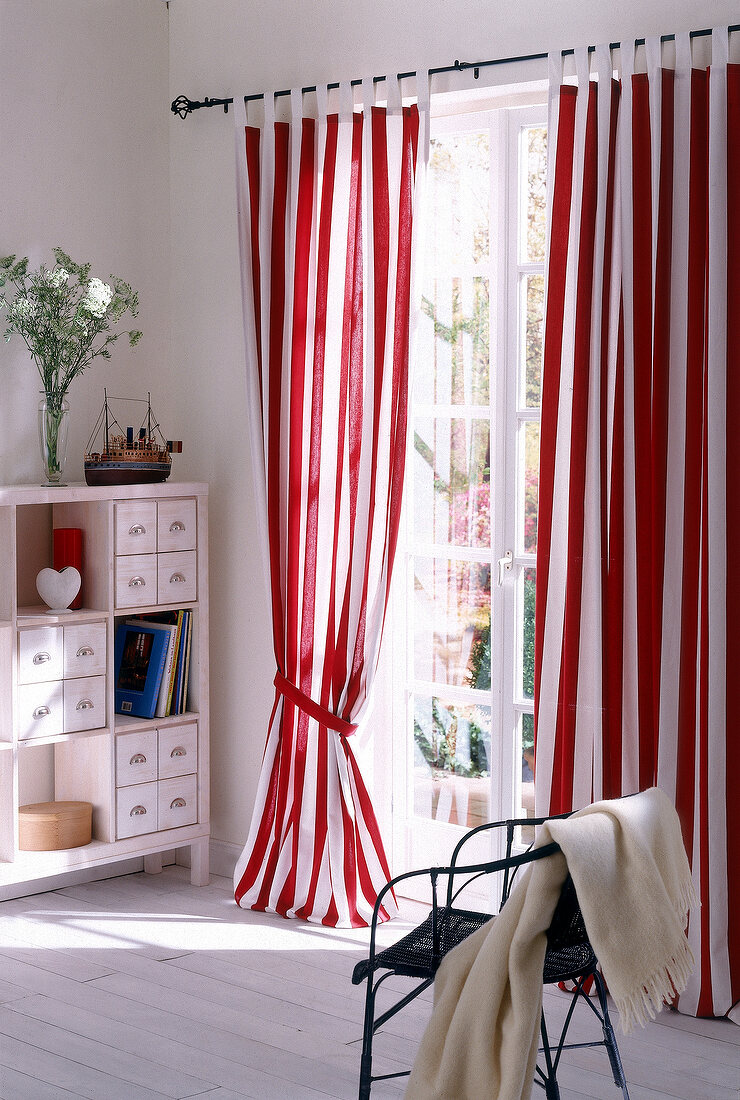 Rot-weiß gestreifter Vorhang vor hoher Fenstertür