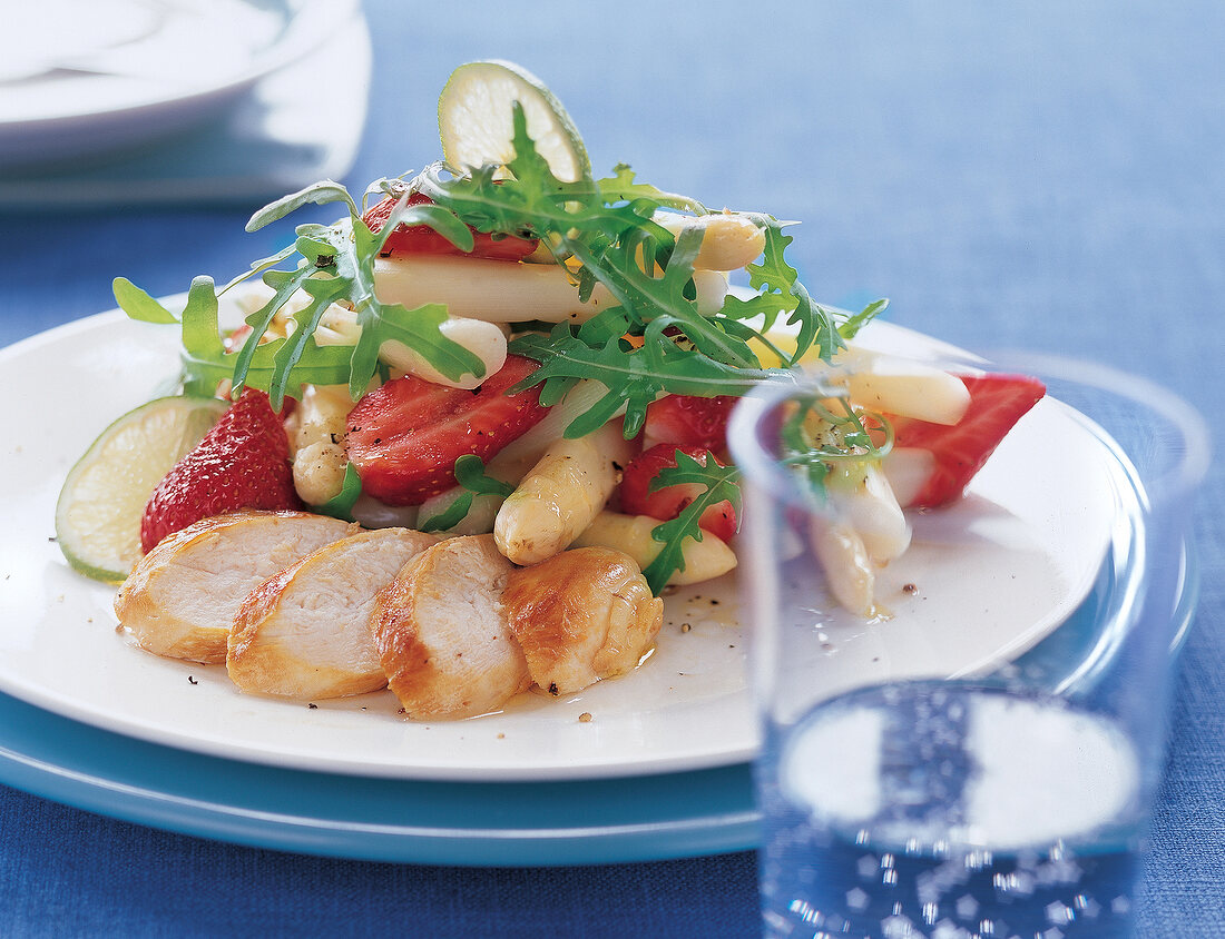 Salat mit gebratenem Huhn,Spargel, Rucola,Erdbeeren