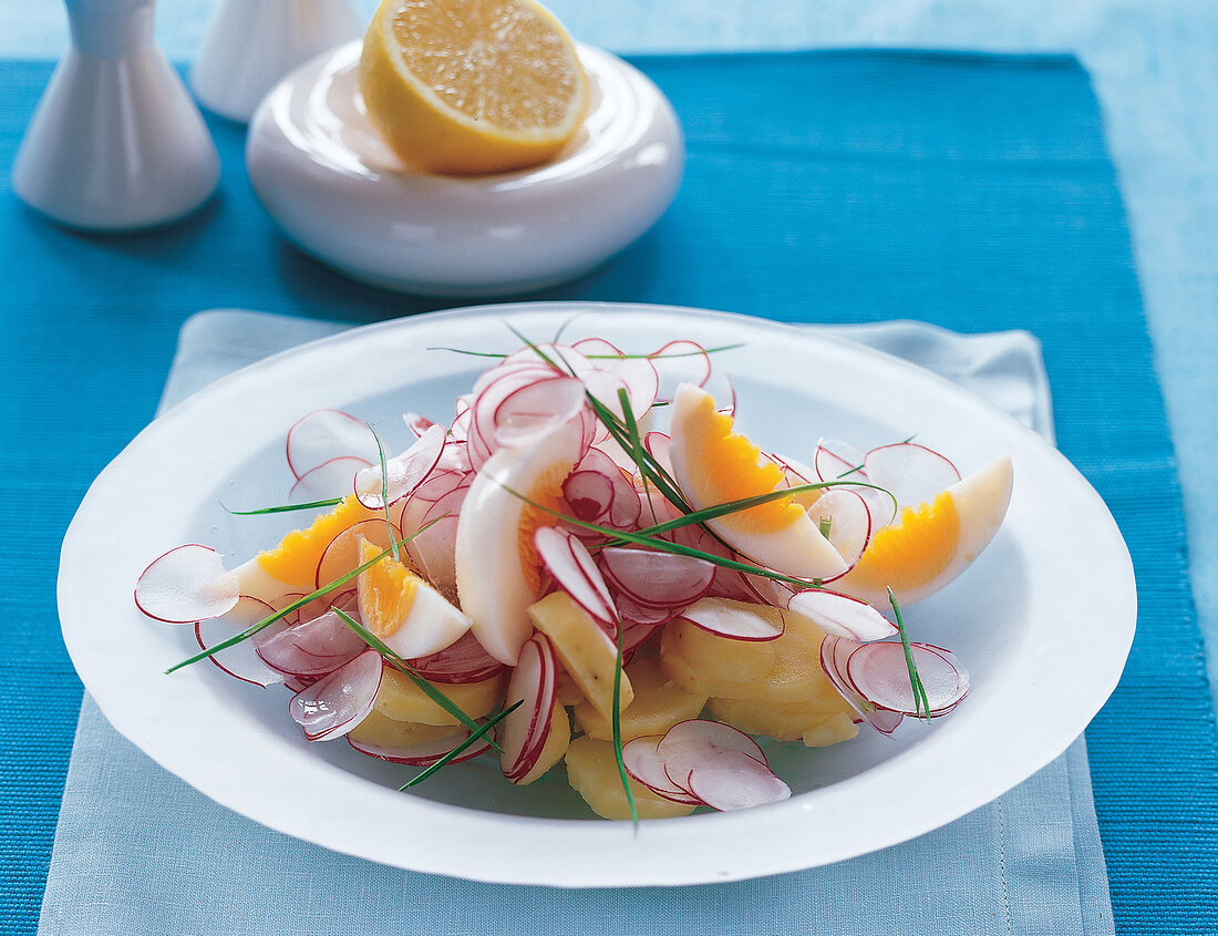 Eiersalat mit Kartoffeln,Radieschen Schnittlauch