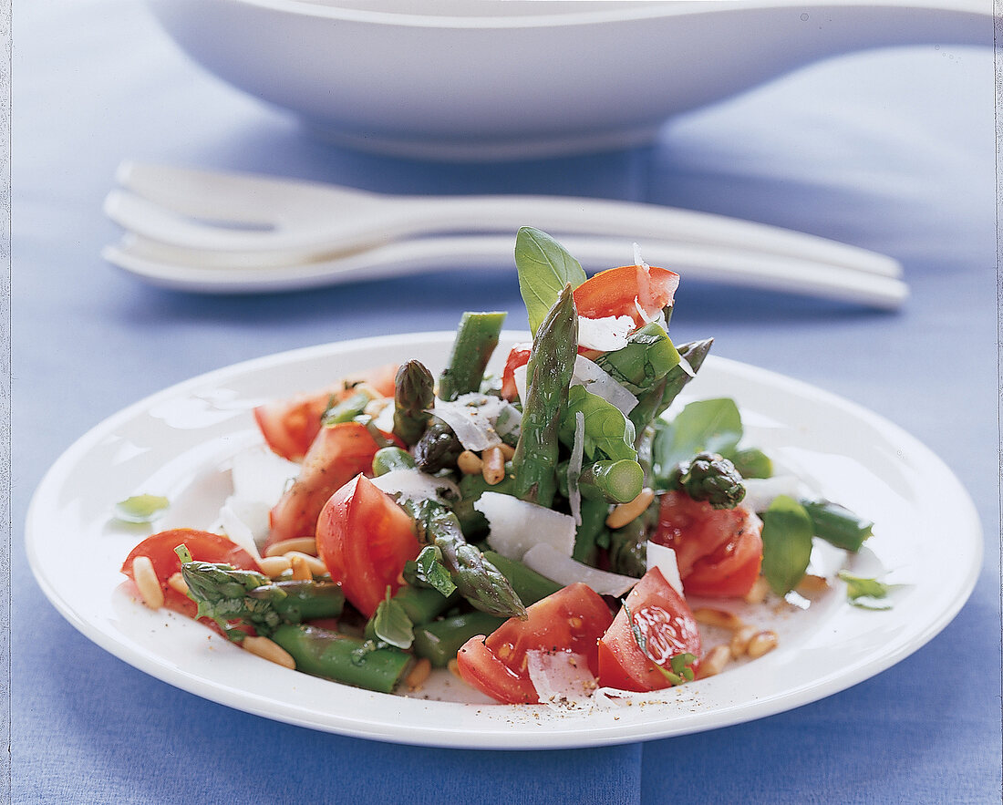 grüner Spargelsalat m. Tomaten und gerösteten Pinienkernen