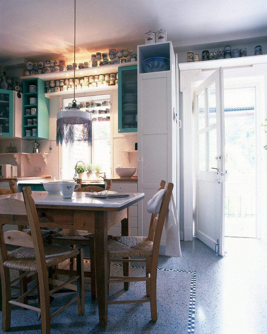 Küche mit Terrazzo-Boden und Korb- Stühlen