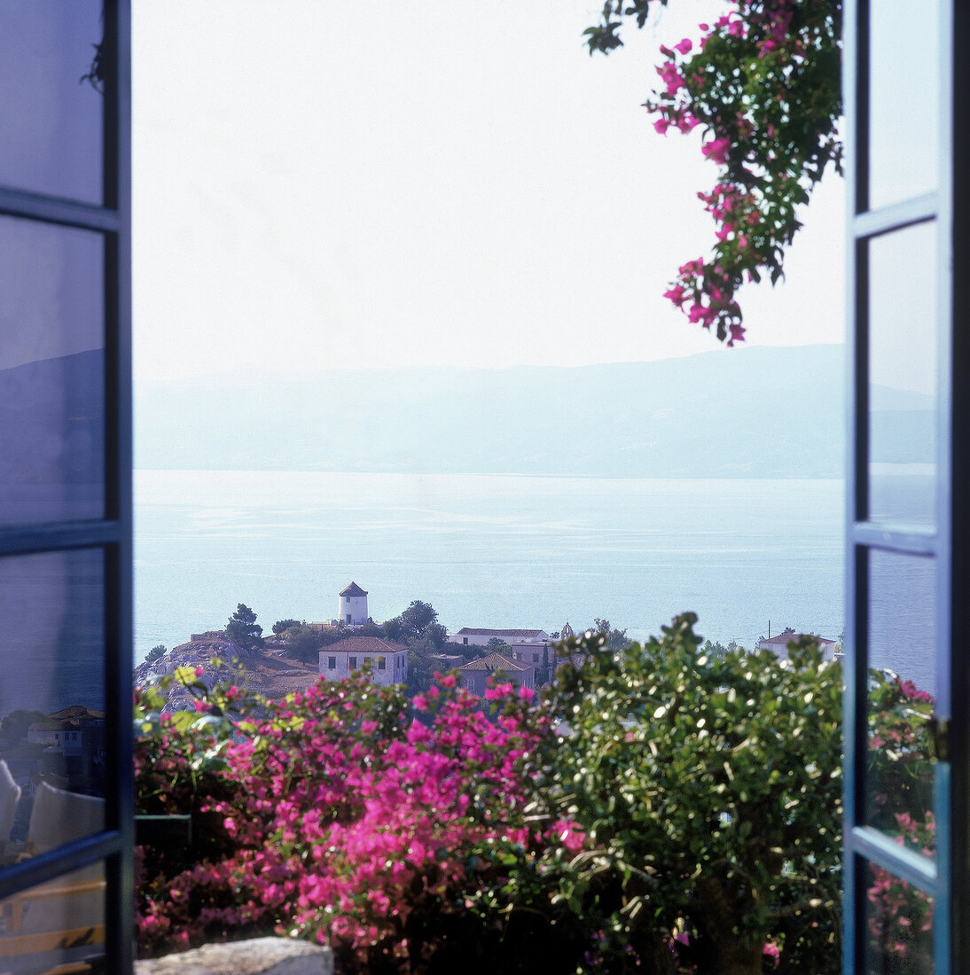 Ausblick aus geöffnetem Fenster auf das Meer + die Peloponnes-Felsküste