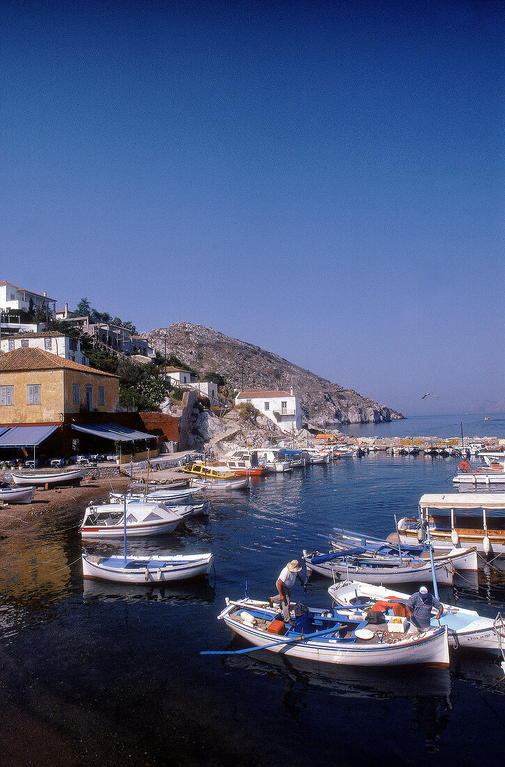 Blick auf einen Fischerhafen auf der Insel Hydra