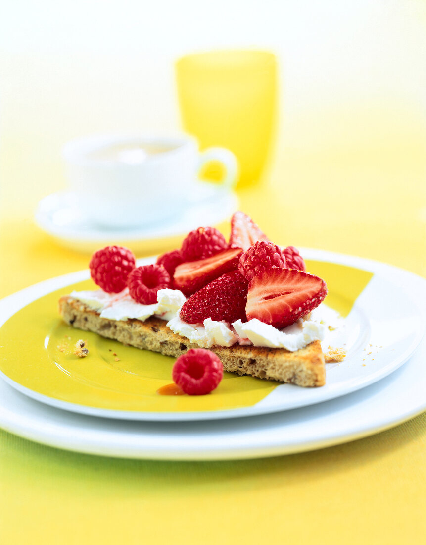 Beeren-Toast mit Frischkäse 