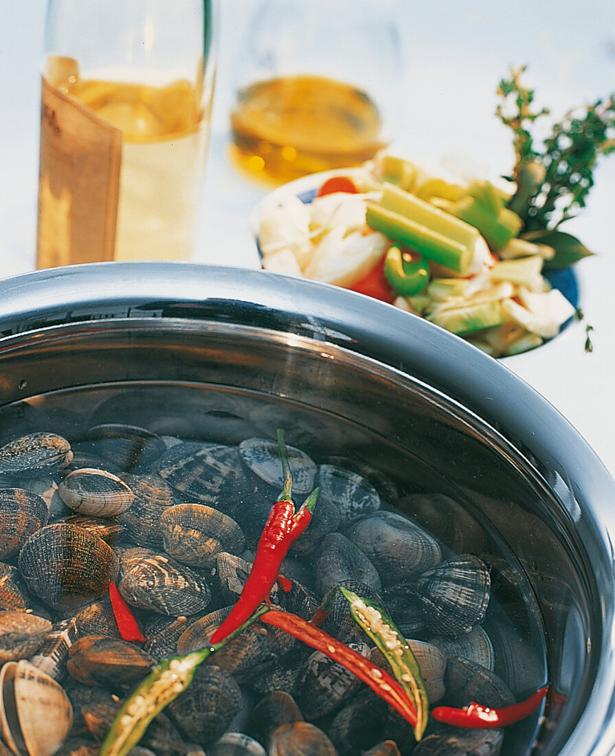 Tagliolini con vongole al bianco, Muscheln im Gemüsefond