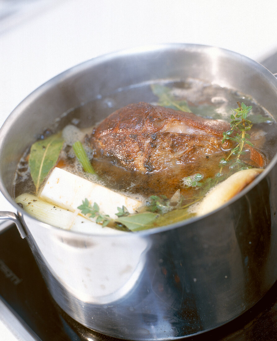 Rinderbraten im Topf zum kochen 