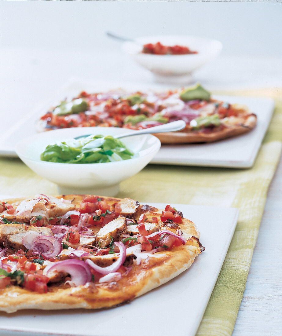 Pizza mit Hähnchenbrust, roten Zwiebel und Tomatensalsat