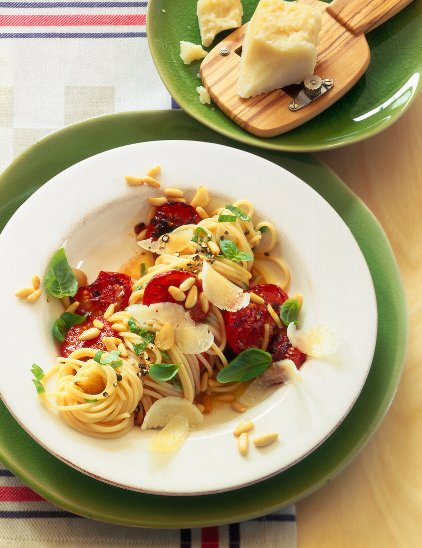 Ein Teller Spaghetti mit gegrillten Tomaten und Pinienkernen