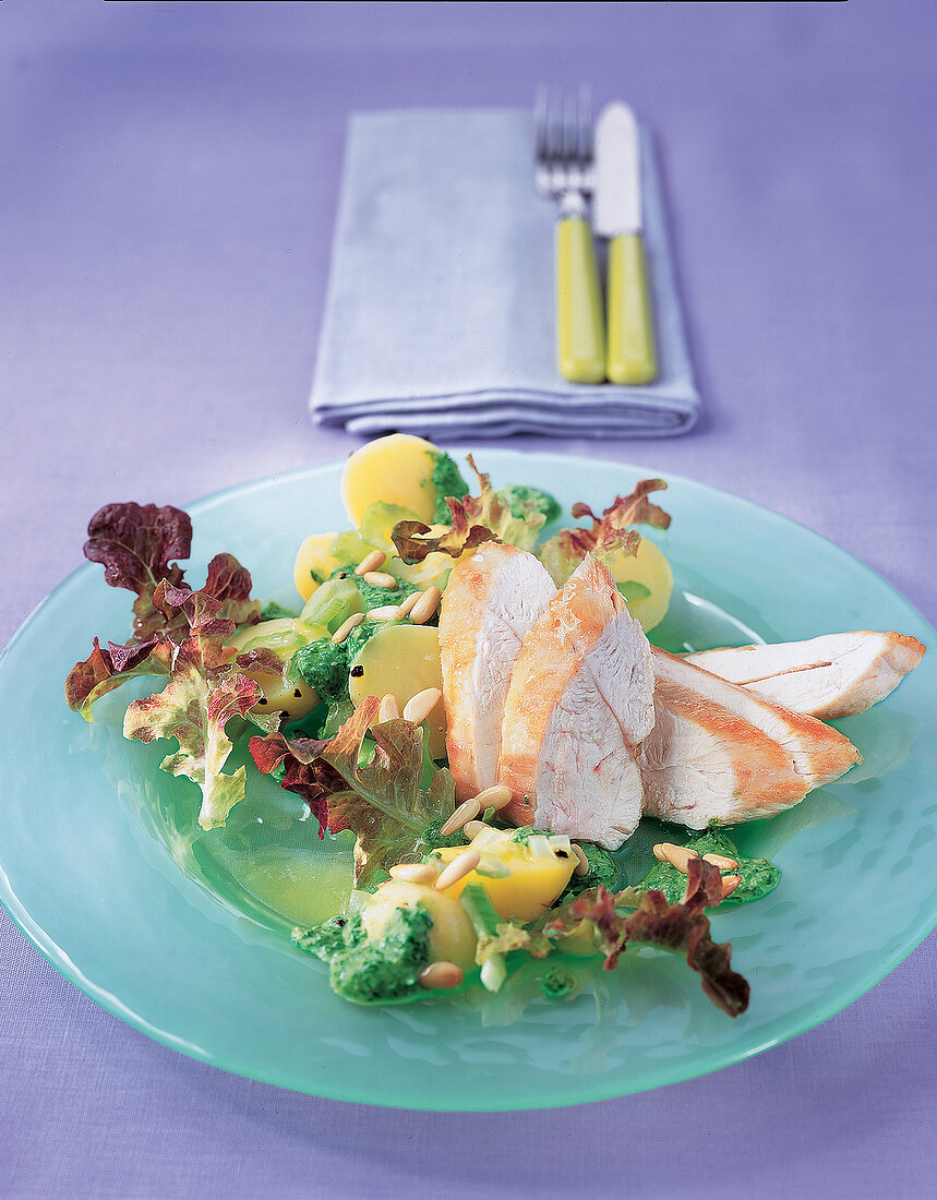 Eichblattsalat mit Kartoffeln,Pinien kerne,Hähnchenbrustfilet