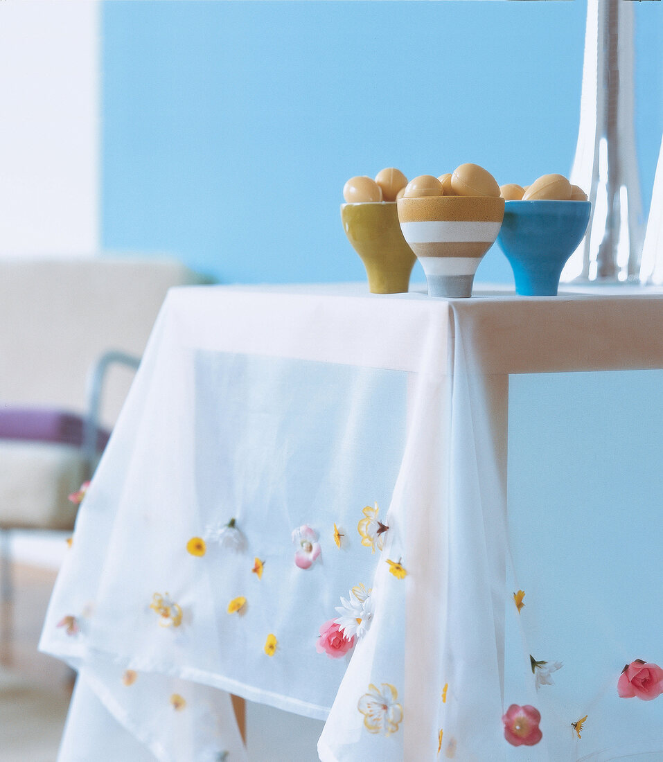 Organzatischdecke mit Seidenblumen über einem Tisch