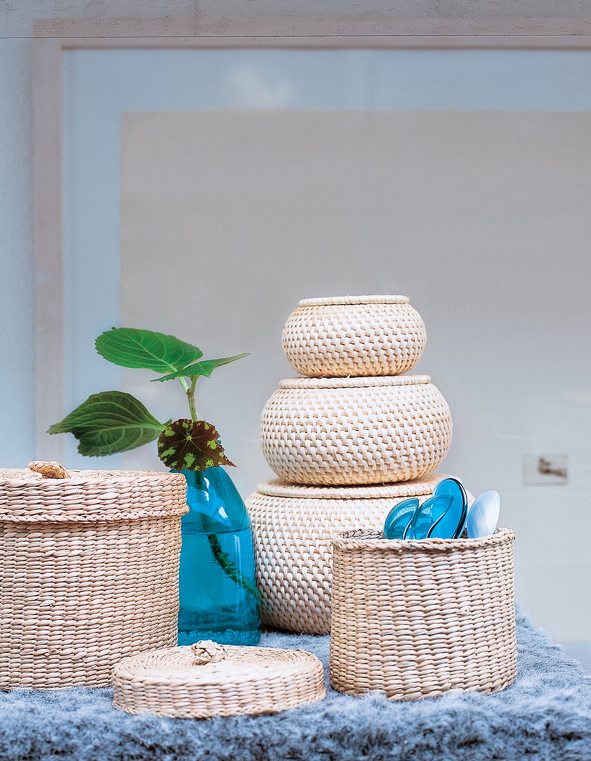 Korbsets aus Rattan mit blauem Kunst stoffbesteck