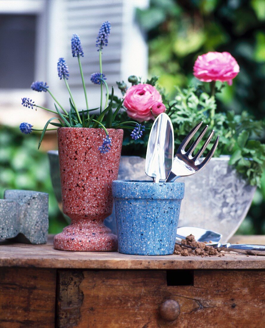 Metal cutlery in terrazzo pots