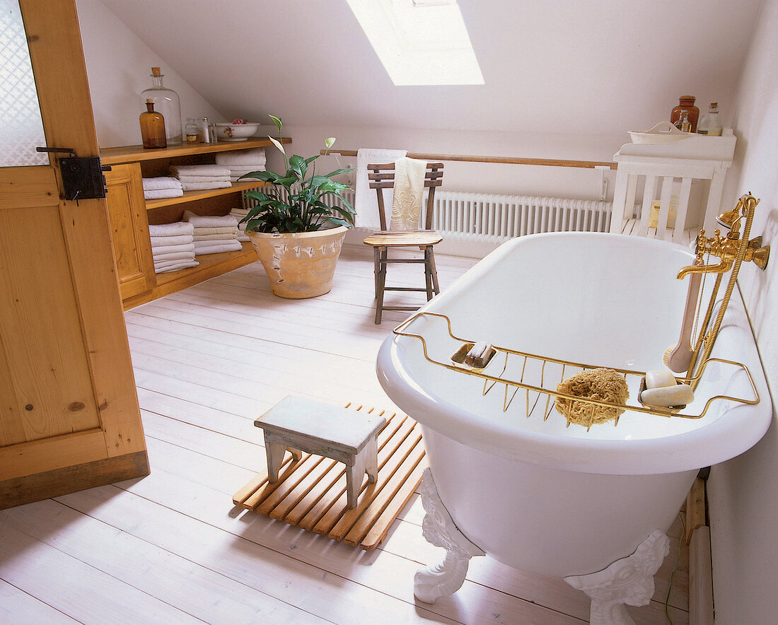 Romantisches Bad mit antiker Wanne, Dielenboden + Holzmöbel