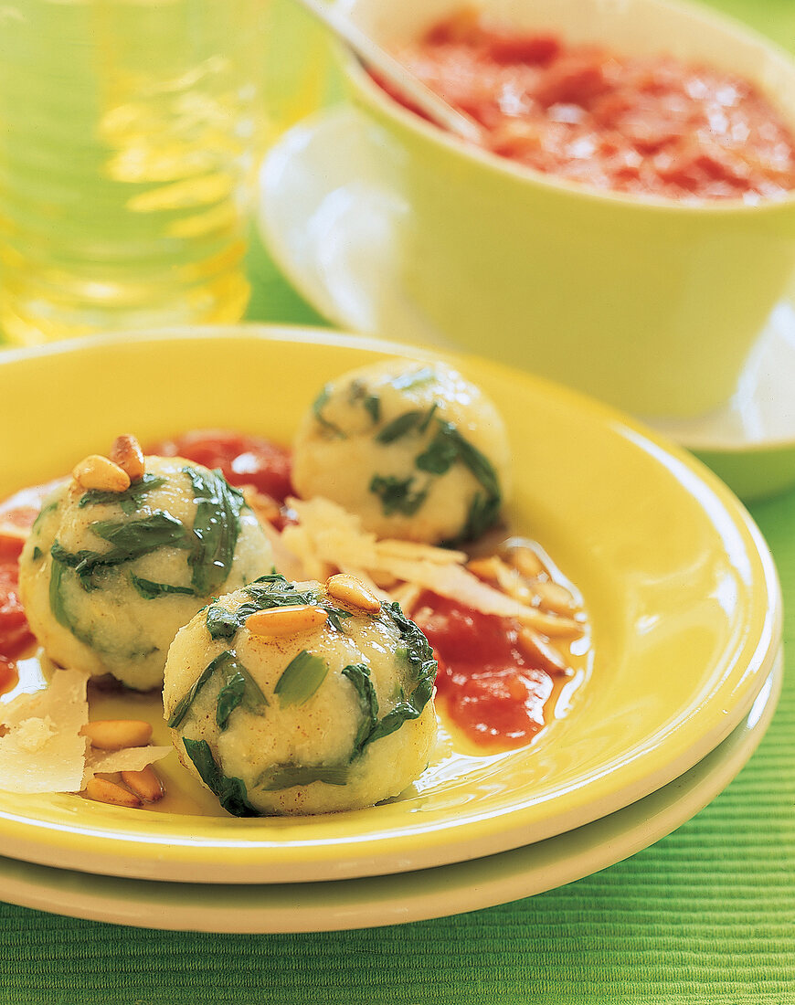 Spinatknödel mit Tomatensauce 