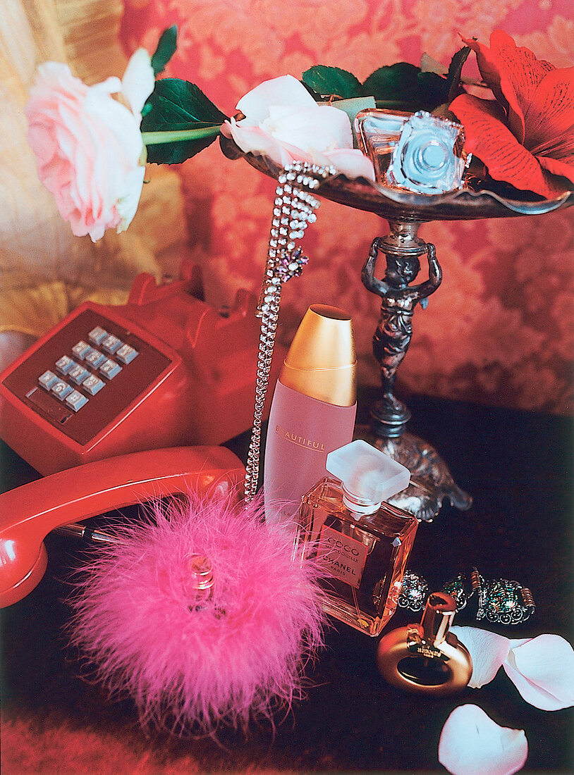 Parfumflakons, rotes Telefon, Rosen, Strasskette