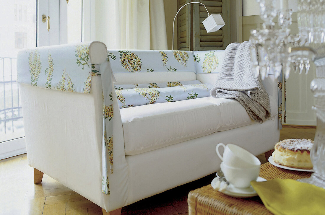 Weißes Sofa mit einer hellen MiniHusse