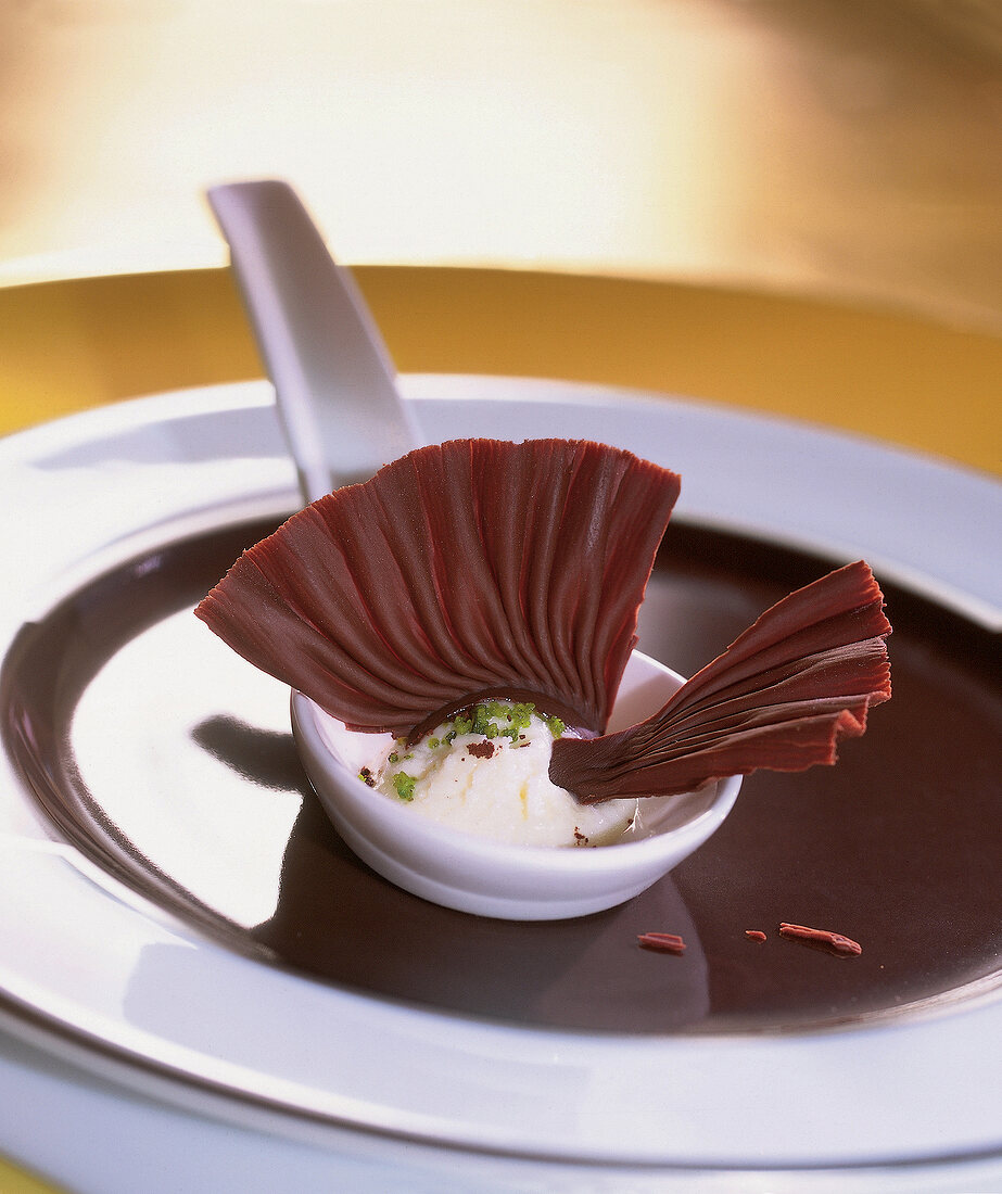 Schoko-Amuse-gueule, Creme aus weiße r Schokolade mit Schokoladenfächer