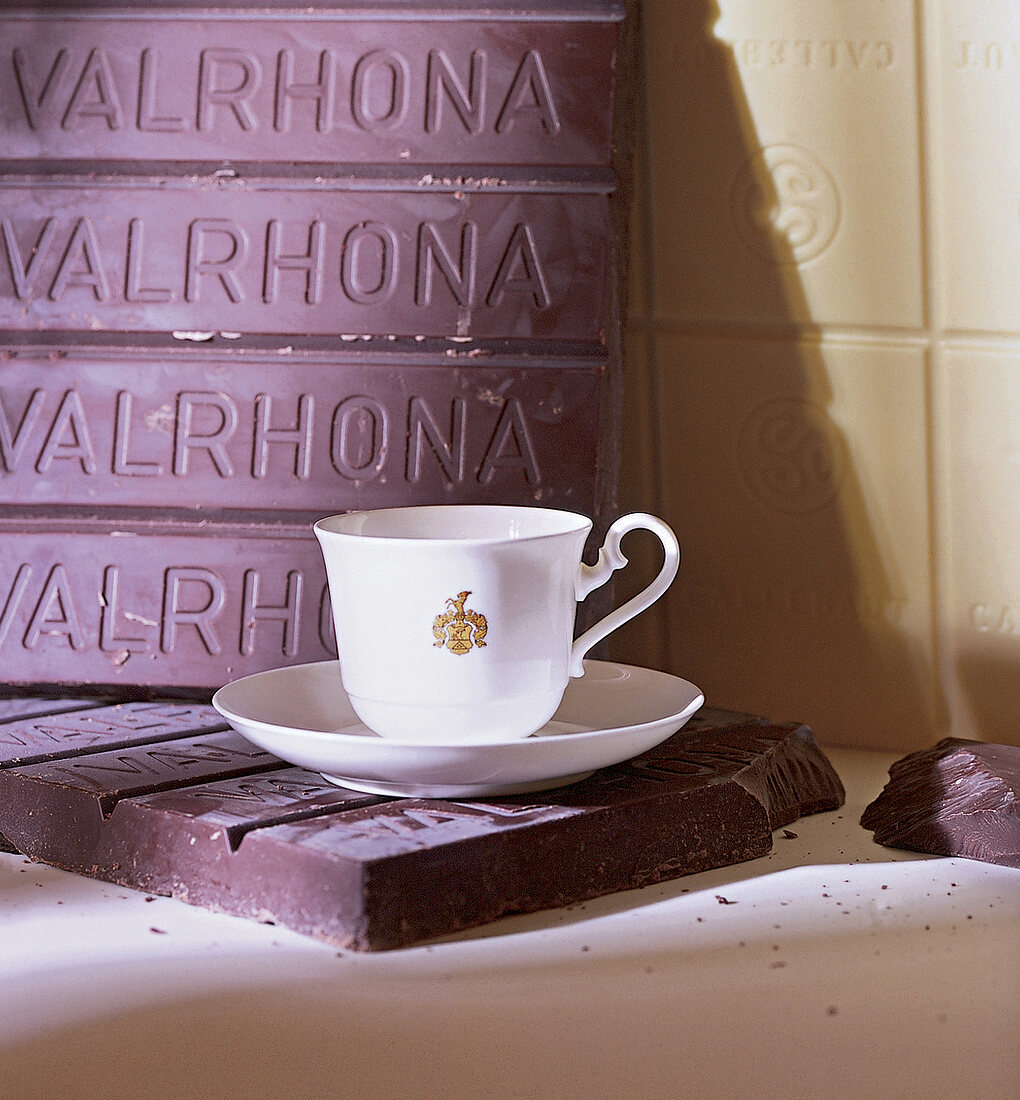 Valrhona Schokolade in Blöcken, weiß + dunkel, Tasse mit Wappen