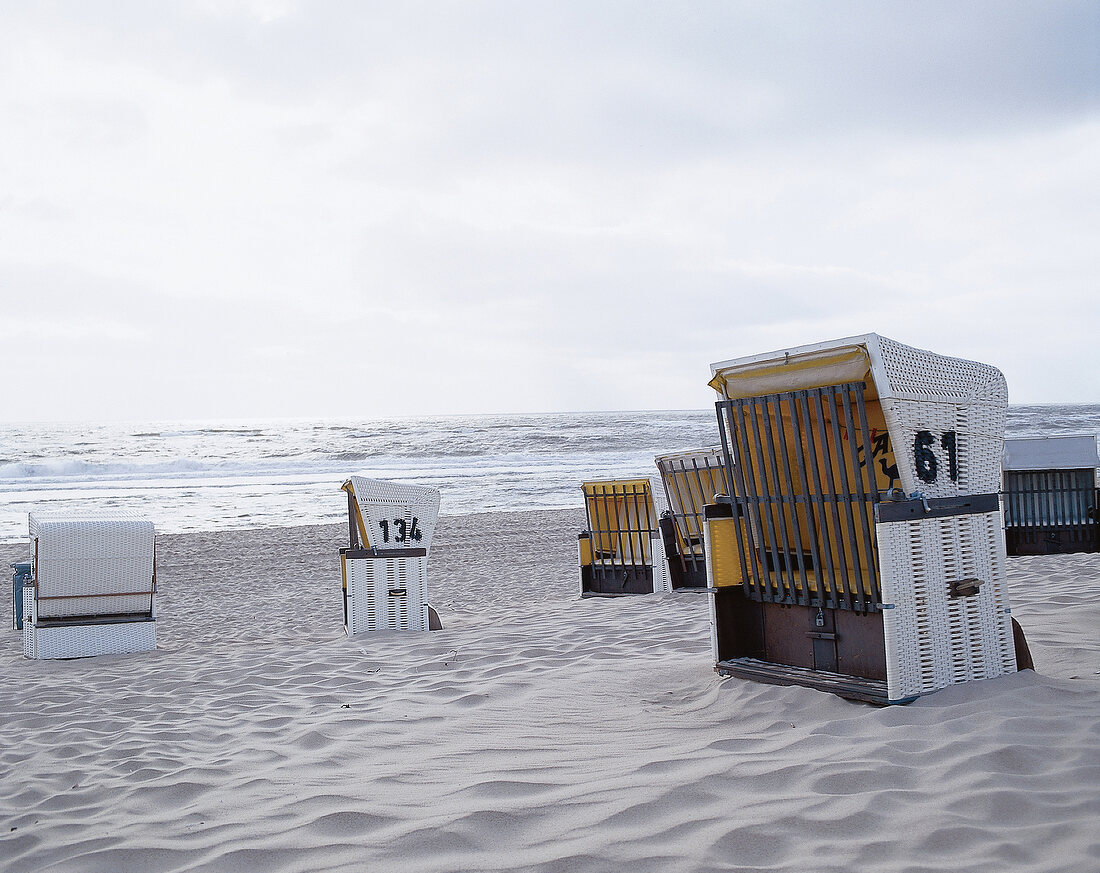 Mit Holzgitter verriegelte Strandkörbe am Sylter Strand, Sylt