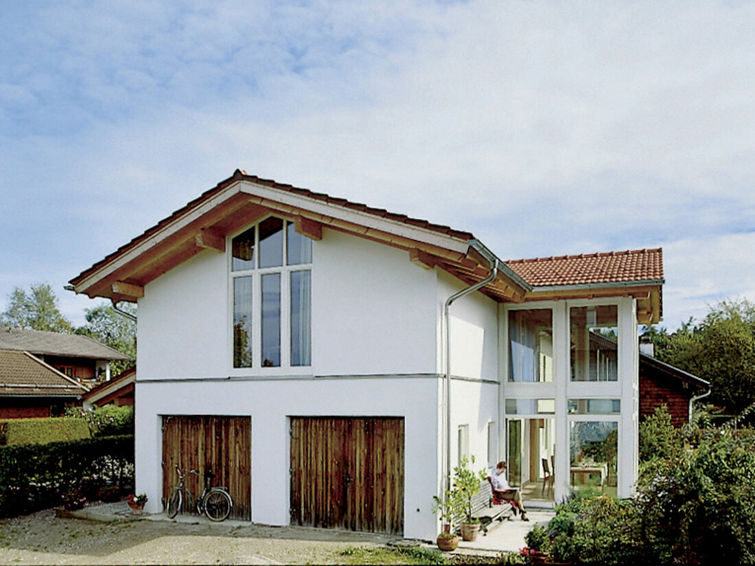 Hausfront mit Giebeldach und Wintergarten