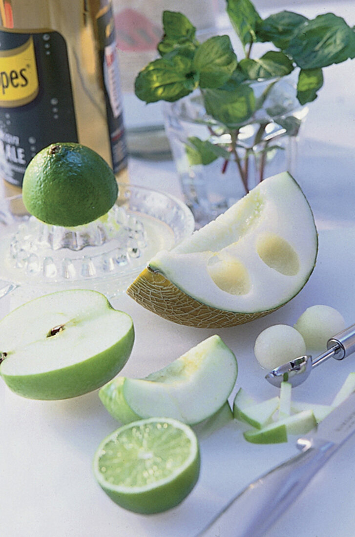 ausgepresste Limette, geschnittener Apfel Melone für Cocktail Pimm´s No1