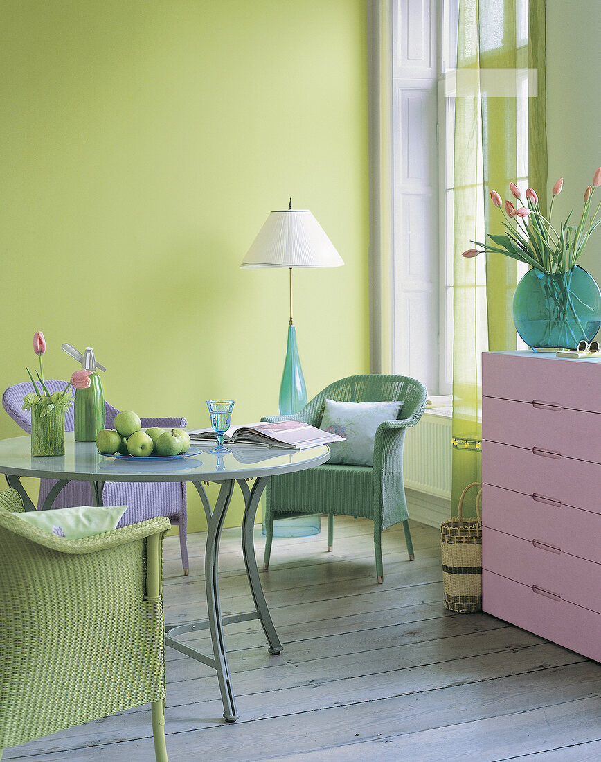 Sitzgruppe mit pastell Korbsesseln, Glastisch, Kommode, rosa, lindgrün
