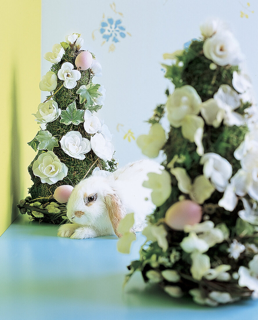 Kegel mit Moos,Seidenblüten u. Efeuranken dazwischen ein Kaninchen