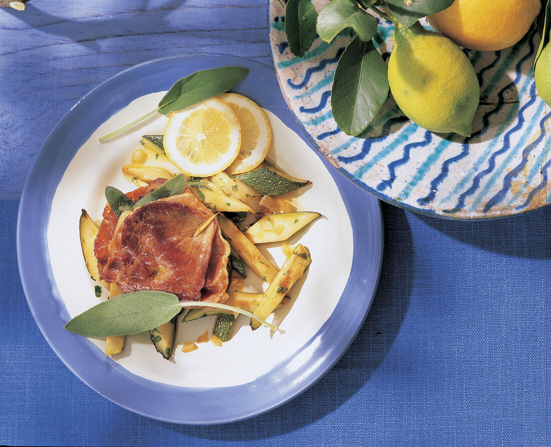 Saltimbocca mit Zitronen-Zucchini (Kalbschnitzel)