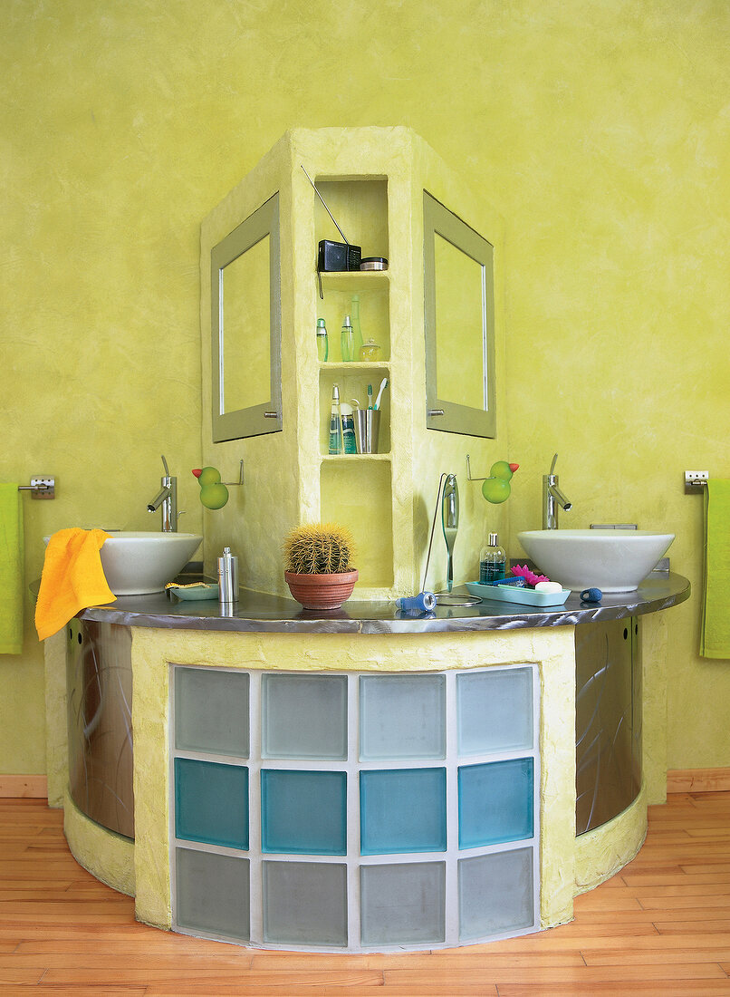 Waschtisch mit Glasbausteinen, Wasch schüsseln v. P. Starck, grüne Wand