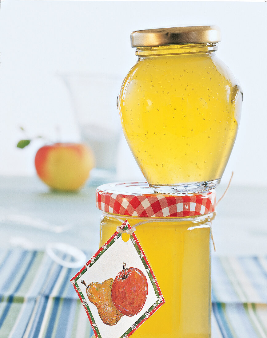 Zwei Gläser mit Gelee aus Äpfeln, Birnen und Melonenlikör