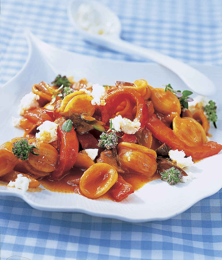 Orecchiette mit Paprika, Aubergine + Feta in roter Sauce