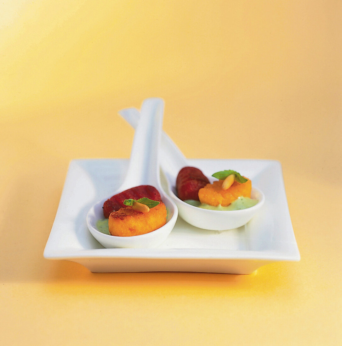 Tomaten-Gnocchi mit Pestodip in Keramiklöffeln serviert