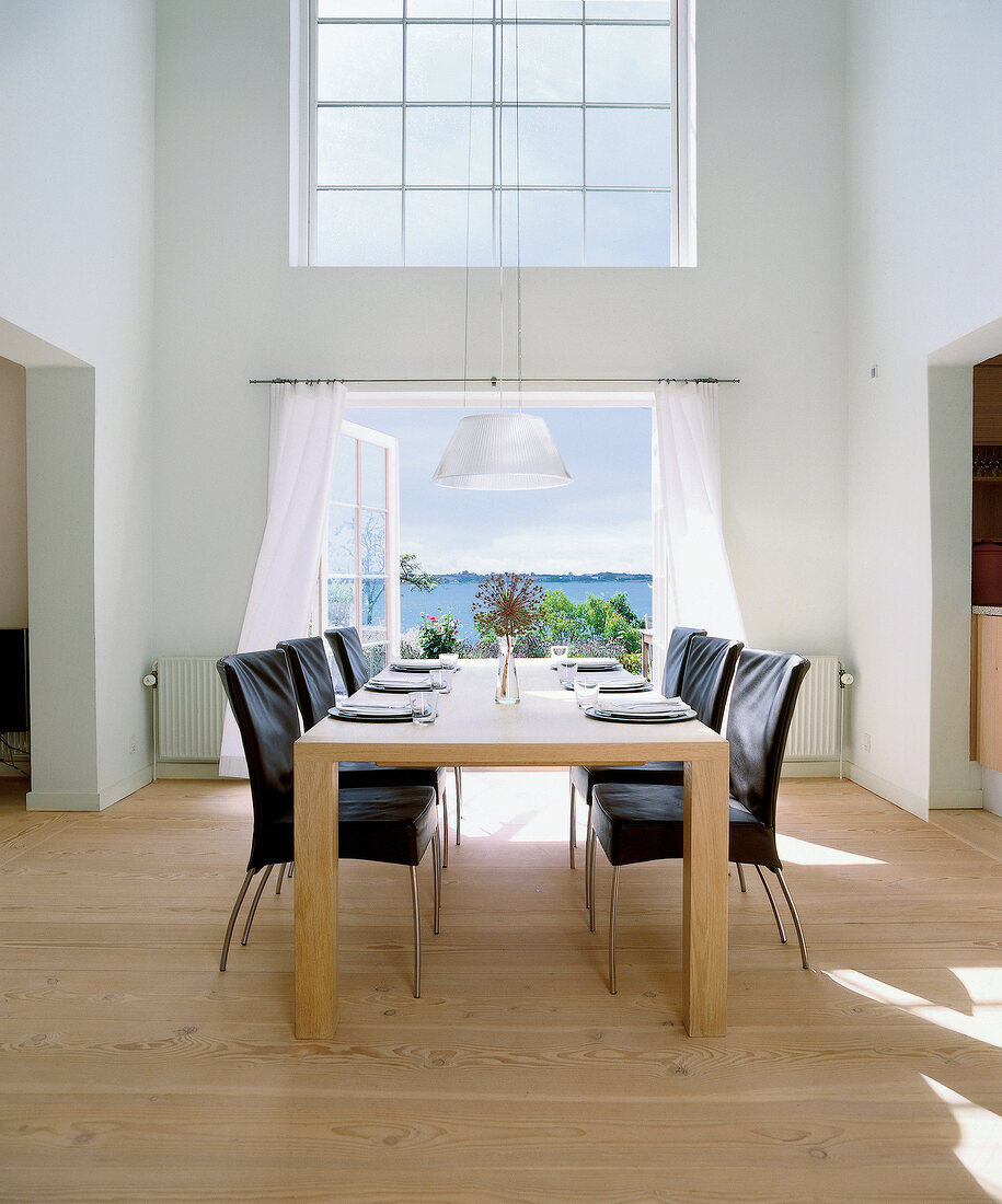 Blick durch geöffnetes Fenster auf Ostsee, Eßtisch im Vordergrund