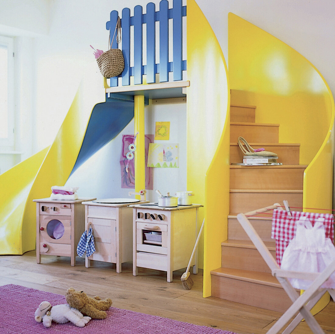 Kinderzimmer mit Treppe und Rutsche in gelb und kl. Küche