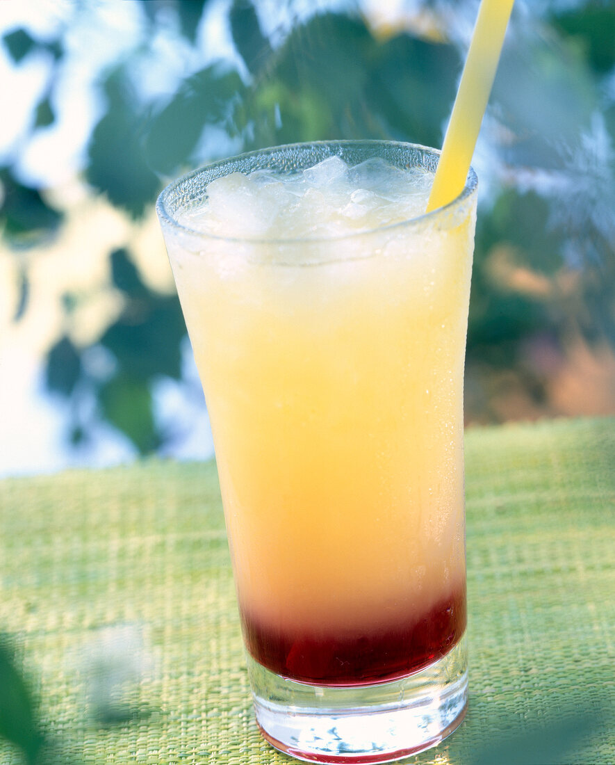 Cocktail, Tequila Sunrise, Tequila, Zitronen- und Orangensaft, Grenadine
