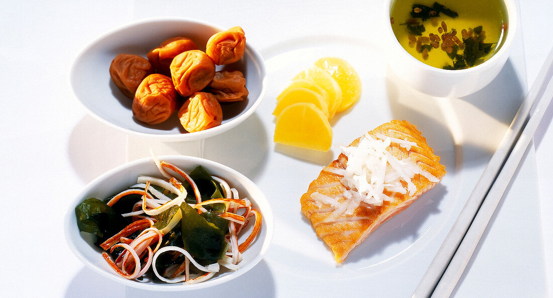 Japanisches Frühstück, Miso-Suppe, Lachs, Pflaumen, Rettich