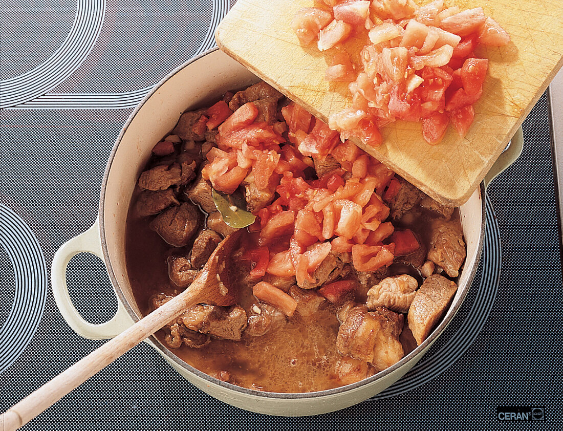 Fleisch für das Cassoulet mit Tomaten schmoren. Nr. 4