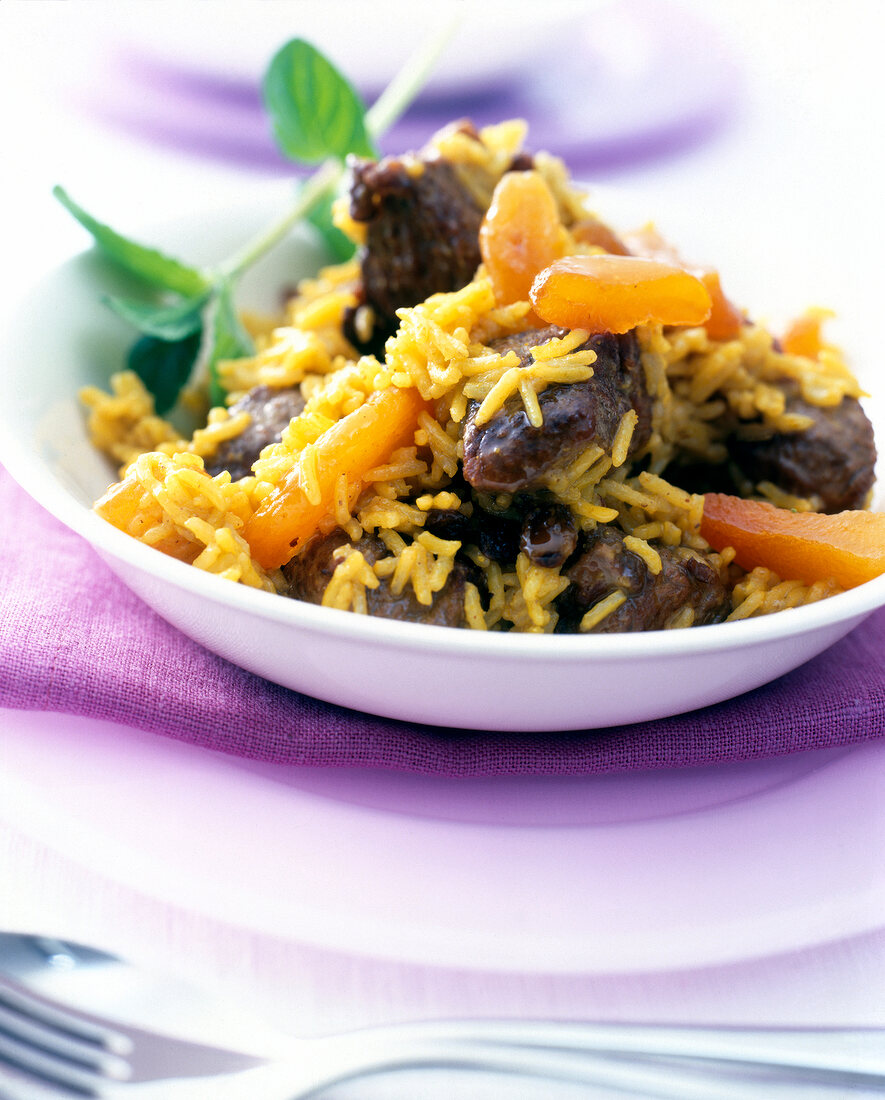 Close-up of Lammpilaw with carrots in bowl