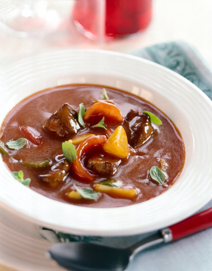 Rindergulasch mit Zwiebeln und Paprika.